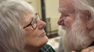 "Întotdeauna împreună", testamentul unei iubiri nemuritoare. Un bărbat bolnav de Alzheimer a compus un cântec pentru a-și aminti de dragostea pentru soția sa