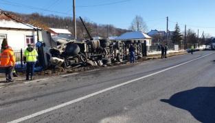 TIR răsturnat în comuna Drăganu din Argeş