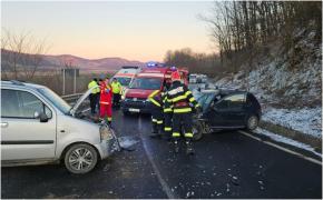 Accident cu șase răniți, în Sibiu. Un bebeluș de patru luni și un copil de 10 ani, printre victime, după ce două mațini s-au ciocnit violent