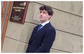 Un tânăr din UK şi-a terorizat colega de apartament. Băiatul i-a turnat votcă în ochi şi i-a pus un cuţit la gât, în glumă