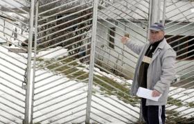 Un vasluian a blocat un drum public cu o poartă: "Nu o mut de aici pentru că altfel nu mai am curte". Primăria ştie că e un abuz, dar nu are ce să-i facă