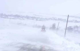 Zone din 27 de județe intră din această seară sub avertizare de ninsori şi viscol. Vreme severă în aproape toată ţara, până vineri dimineaţă