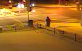 O femeie a murit de frig, după ce a căzut într-o staţie de autobuz, în SUA, dar nu a mai putut să se ridice. Un trecător a trecut pe lângă ea, ignorând-o