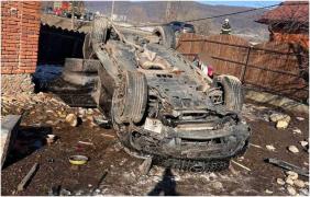 Haos pe o șosea din Argeș, după ce un șofer a pierdut controlul volanului. A doborât un stâlp și a distrus un gard, apoi s-a răsturnat cu mașina pe plafon