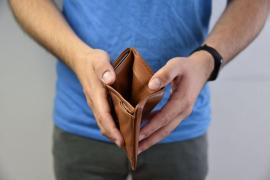 Mulţi români îşi irosesc banii făcând investiţii neinspirate