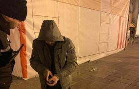 Bucureştean, căutat în toată ţara, găsit în timp ce dormea fără griji în faţa unui restaurant din Timişoara. Ce i-au găsit poliţiştii în geantă