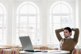 Tot mai mulţi români îşi doresc să înveţe să joace la bursă