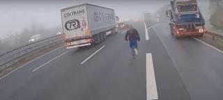 Momentul în care şoferul unui TIR opreşte în mijlocul autostrăzii pentru a salva viaţa unui coleg, şofer de camion. Poliţia l-a numit "erou"