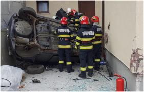 Bărbat mort pe loc, după ce a ieșit cu mașina de pe șosea și s-a răsturnat într-o curte. Polițiștii l-au găsit încarcerat și inconștient