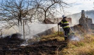 Din cauza unor certuri, un bărbat din Olt a incendiat casa mamei sale. Individul a fost arestat preventiv