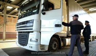 Un şofer de TIR a sunat la 112, după ce a auzit zgomote în remorcă. Ce au găsit poliţiştii printre mărfuri