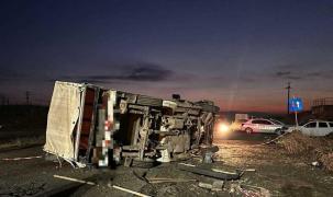 Un tânăr de 20 de ani a murit, alte patru persoane au ajuns la spital, după ce o dubiţă s-a ciocnit cu un autoturism, în Teleorman