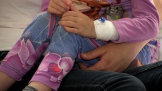 Surioare de 2 şi 4 ani din Oradea, în stare gravă. Mama şi mătuşa le-au expus unei substanţe toxice. Fata cea mică, ventilată mecanic