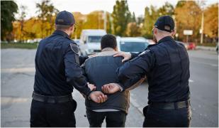 Român de 69 de ani, arestat în Elveția după ce a amenințat o femeie cu arma și a jefuit un oficiu poștal. A fost prins la câteva zile după jaf