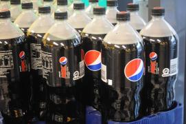 De ce nu mai vinde Carrefour sucuri Pepsi, 7Up sau chipsuri Lay’s