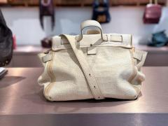 Şi-a recuperat poşeta după 30 de ani de când i-a fost furată. A fost găsită într-un râu din Scoţia