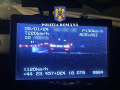 Un tânăr de 26 de ani a trecut ca vântul pe lângă maşina Poliţiei. Radarul a arătat că avea cu 100 km/h mai mult decât limita legală pe un drum expres