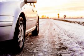 Doi tineri soți, răniți grav pe o șosea din Botoșani. Mașina în care se aflau s-a răsturnat din cauza zăpezii