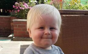 Băieţel de un an şi trei luni, găsit mort de mama lui la 48 de ore de la externarea din spital, în UK. Medicii asiguraseră părinţii că totul este în regulă