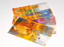 Leul românesc pierde teren important în raport cu francul elveţian