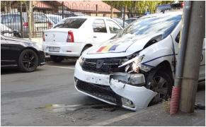 Accident între o mașină de poliție și un autoturism, în centrul Capitalei. În autospecială se aflau două persoane reţinute