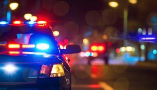 Băiat de 14 ani, reţinut de poliţişti după ce ar fi furat 17.000 de lei dintr-o maşină, în Râmnicu Vâlcea