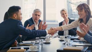 Topul judeţelor în care se fac cele mai multe angajări. Domeniul în care se caută cu disperare specialişti