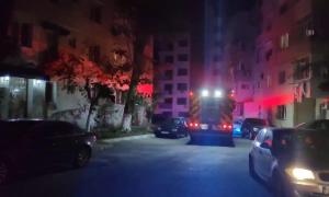 Incendiu puternic în Năvodari. Un bărbat de 94 de ani, scos din apartament. De la ce a pornit focul