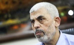 Ultimele imagini cu Yahya Sinwar în viaţă. Fără o mână şi plin de praf, liderul Hamas a încercat să lovească drona cu o bucată de lemn