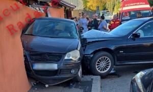 Accident pe strada Garoafei din Bucureşti. Un şofer a izbit o maşină parcată, apoi s-a înfipt într-un zid de beton. Mai multe autoturisme ar fi fost avariate în zonă