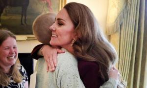 Kate Middleton, fotografiată îmbrăţişând o adolescentă de 16 ani bolnavă de cancer. Prinţesa de Wales a încheiat recent tratamentul de chimioterapie