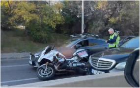 Poliţist pe motocicletă, rănit într-un accident în Bucureşti. A fost lovit de o maşină şi proiectat în alt vehicul