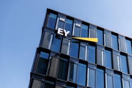 Concedieri la EY. Mai mulţi angajaţi, daţi afară după ce compania i-a acuzat că "trişează" la cursurile de formare