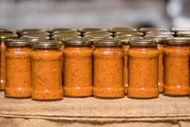 Doi polițiști brașoveni, condamnaţi pentru că au luat ouă, dulceaţă şi zacuscă pentru a ajuta o tânără să își ia permisul