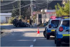 Un şofer de 70 de ani s-a răsturnat cu maşina după ce s-a înfipt într-un cap de pod, în judeţul Sibiu. Bărbatul a murit