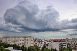 Vremea în București. Capitala trece de la temperaturi neobişnuit de calde la răcoare, ploi şi descărcări electrice