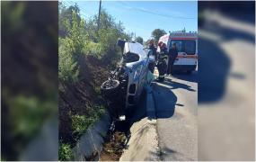 Accident grav pe o șosea din Iași. Un șofer a fost rănit, după ce s-a răsturant cu BMW-ul în șant. Mașina, rămasă "în aer" după impact