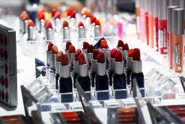 Alertă în România. Substanțe care pot provoca cancer, găsite în sute de produse cosmetice