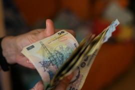 Pentru ce strâng românii bani