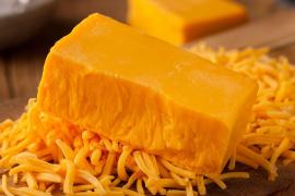 Un bătrân din UK, arestat după ce a furat brânză Cheddar în valoare de 300.000 de lire