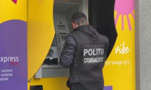 O substanță lipicioasă a fost aplicată pe fanta unui bancomat