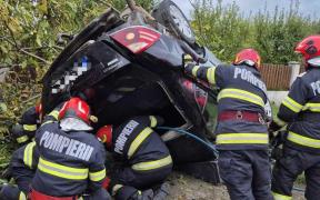 Un copil de un an şi alte două persoane, rănite după un accident teribil în Satu Mare. O maşină s-a izbit de un copac şi s-a răsturnat