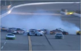 "The Big One", cel mai mare carambol din istoria Nascar. Momentul în care 28 de mașini se izbesc ca popicele pe pistă. VIDEO