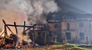 Incendiu puternic la o gospodărie din Pinticu Tecii. Un adăpost de animale, un atelier de scule şi un fânar, mistuite de flăcări