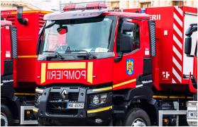 Maşină de pompieri în misiune, implicată într-un accident rutier pe o şosea din Neamţ. Un bărbat a murit