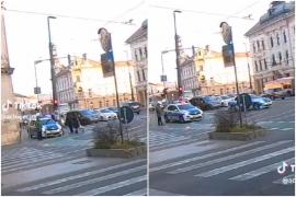 Maşină de poliţie, filmată circulând pe trotuar, în Cluj-Napoca: 