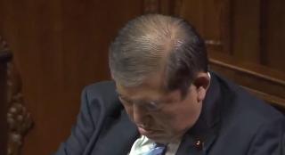 Premierul Japoniei a adormit în Parlament. Imaginile s-au viralizat rapid şi i-au adus un val de critici