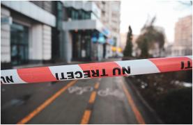 Bărbat de 50 de ani, găsit spânzurat de o uşă, într-o casă din Slatina. Polițiștii fuseseră anunțați că vrea să-și ia viața