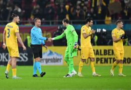 Meciul România - Kosovo, suspendat la 0-0, în minutul 90, când kosovarii au părăsit terenul şi nu au mai revenit. După o oră şi 10 minute de aşteptare, arbitrul a fluierat finalul partidei