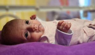 Povestea unui miracol. O fetiţă născută la 22 de săptămâni şi 600g a sfidat toate statisticile negre